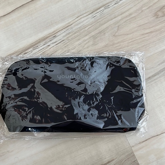 Younique Makeup Bag - Picture 1 of 3